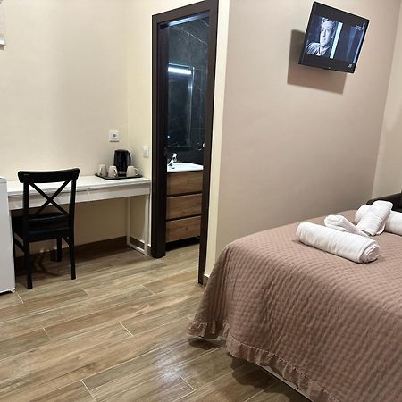 Hostal “ Infantas” มาดริด ภายนอก รูปภาพ