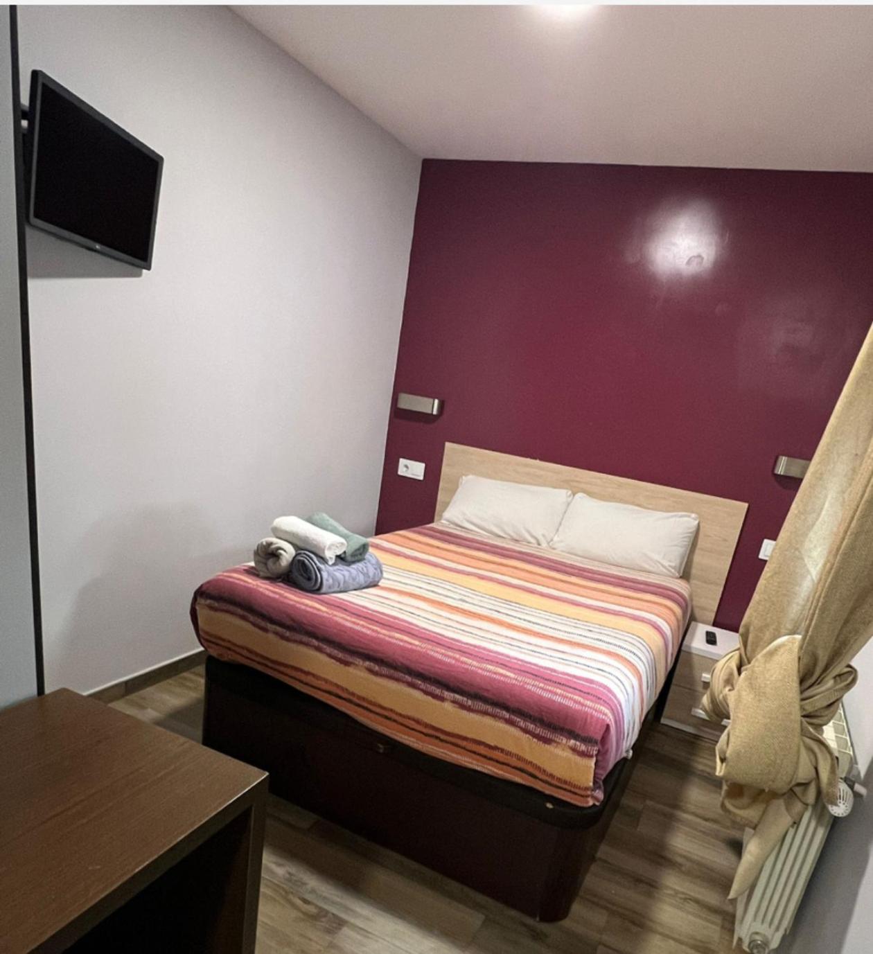Hostal “ Infantas” มาดริด ภายนอก รูปภาพ