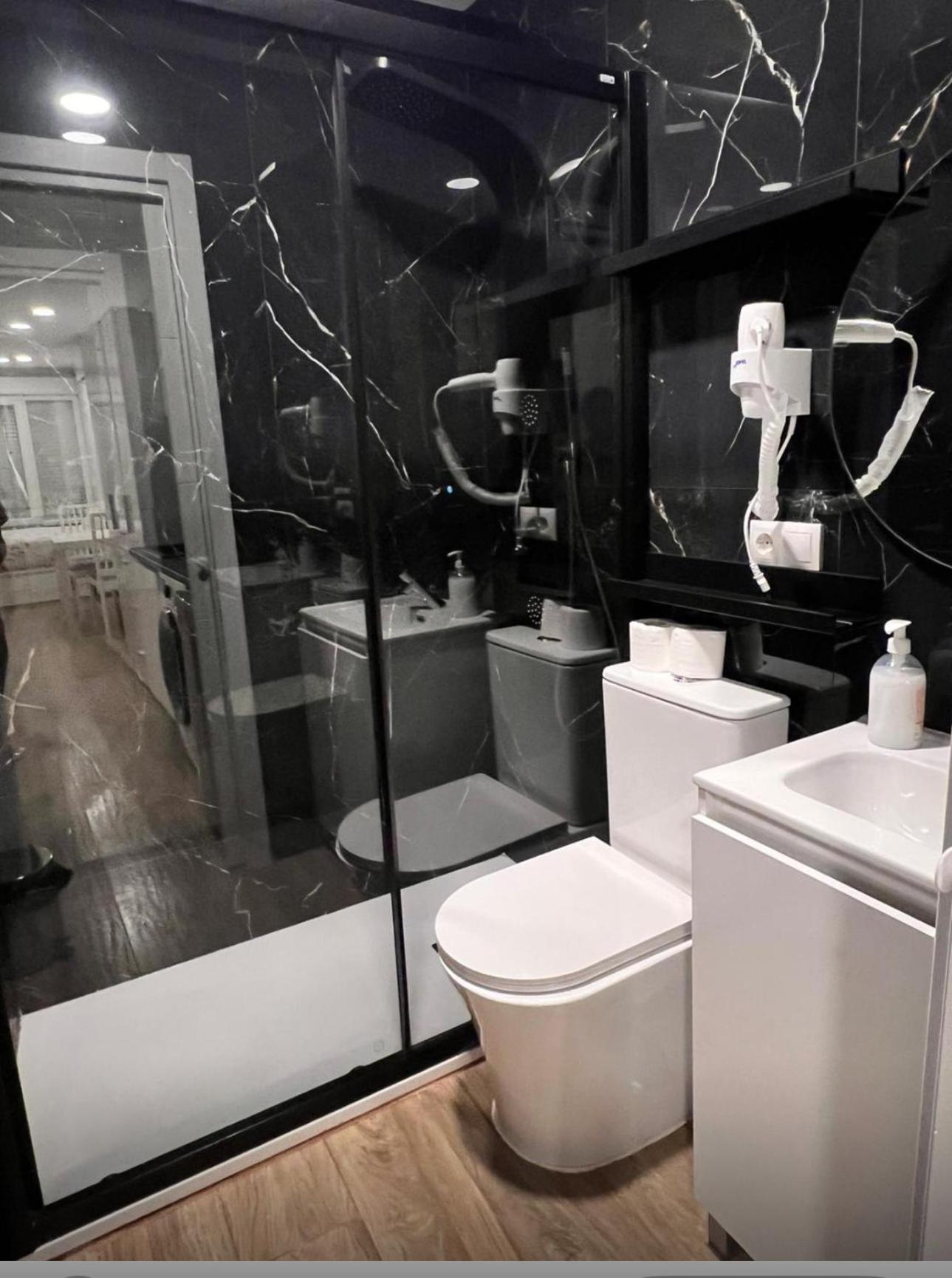 Hostal “ Infantas” มาดริด ภายนอก รูปภาพ