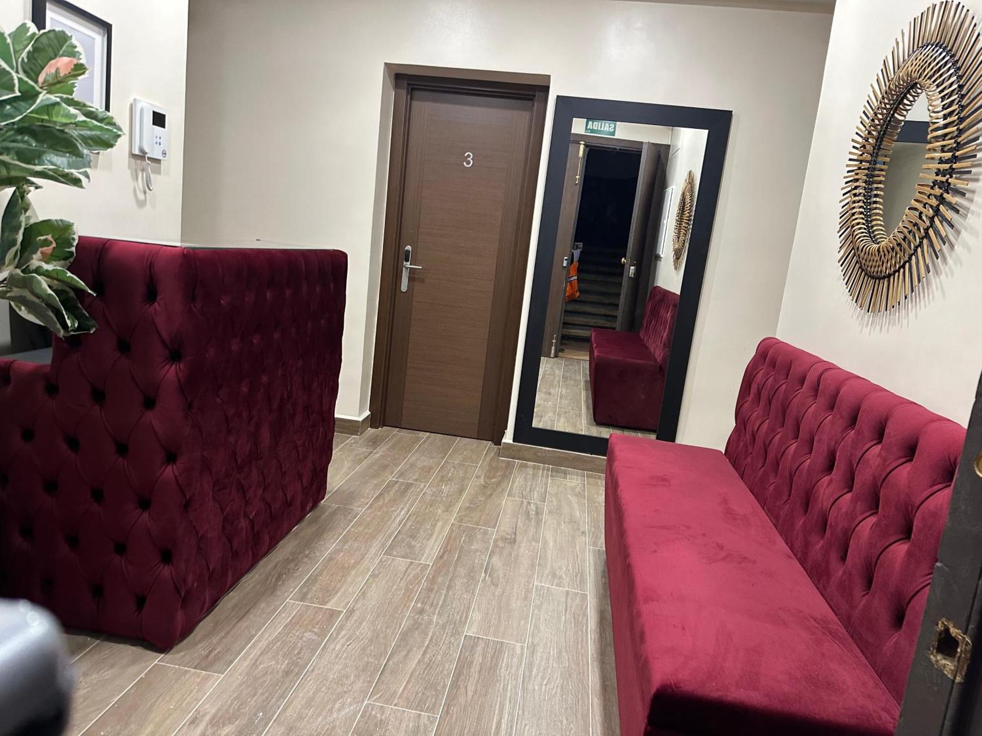 Hostal “ Infantas” มาดริด ภายนอก รูปภาพ