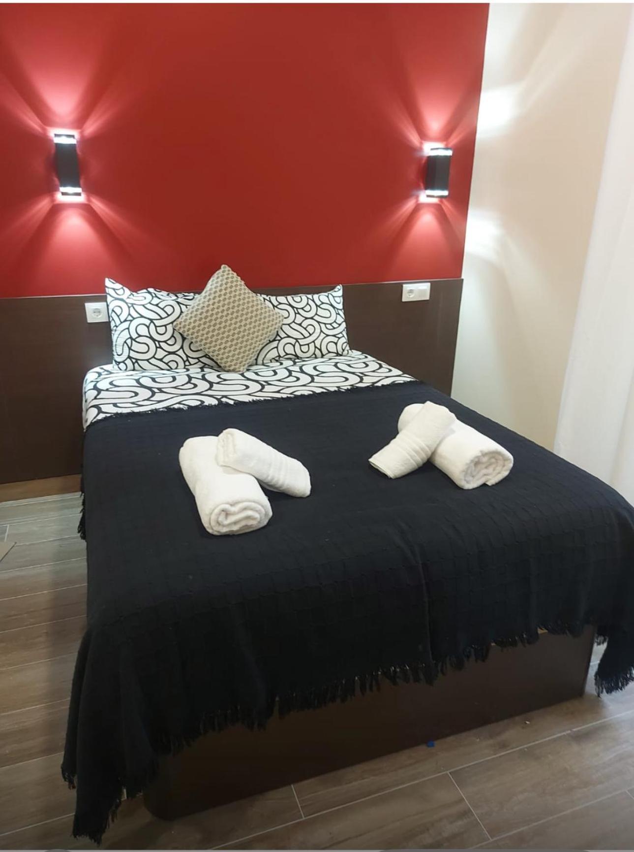 Hostal “ Infantas” มาดริด ภายนอก รูปภาพ