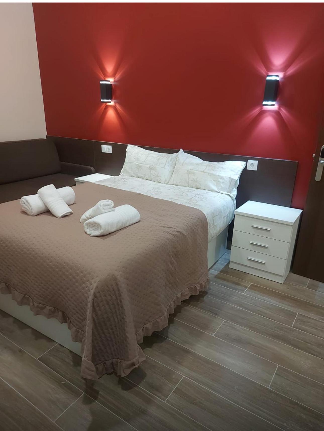 Hostal “ Infantas” มาดริด ภายนอก รูปภาพ