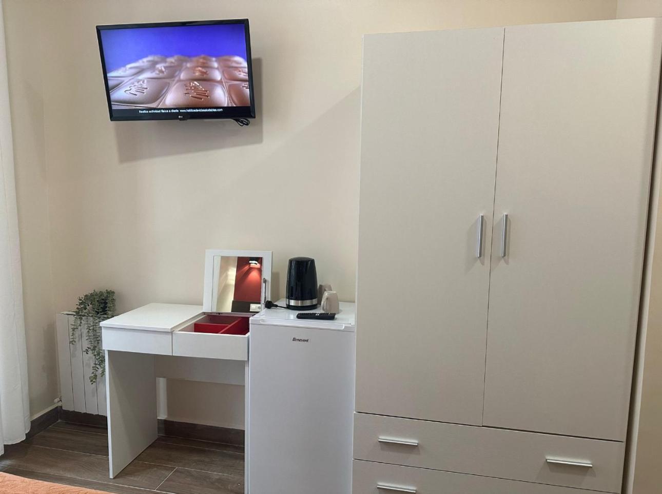 Hostal “ Infantas” มาดริด ภายนอก รูปภาพ