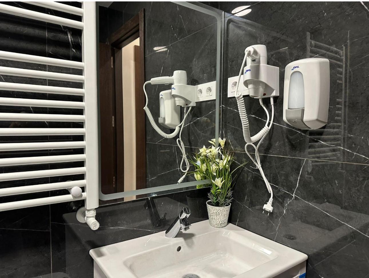 Hostal “ Infantas” มาดริด ภายนอก รูปภาพ