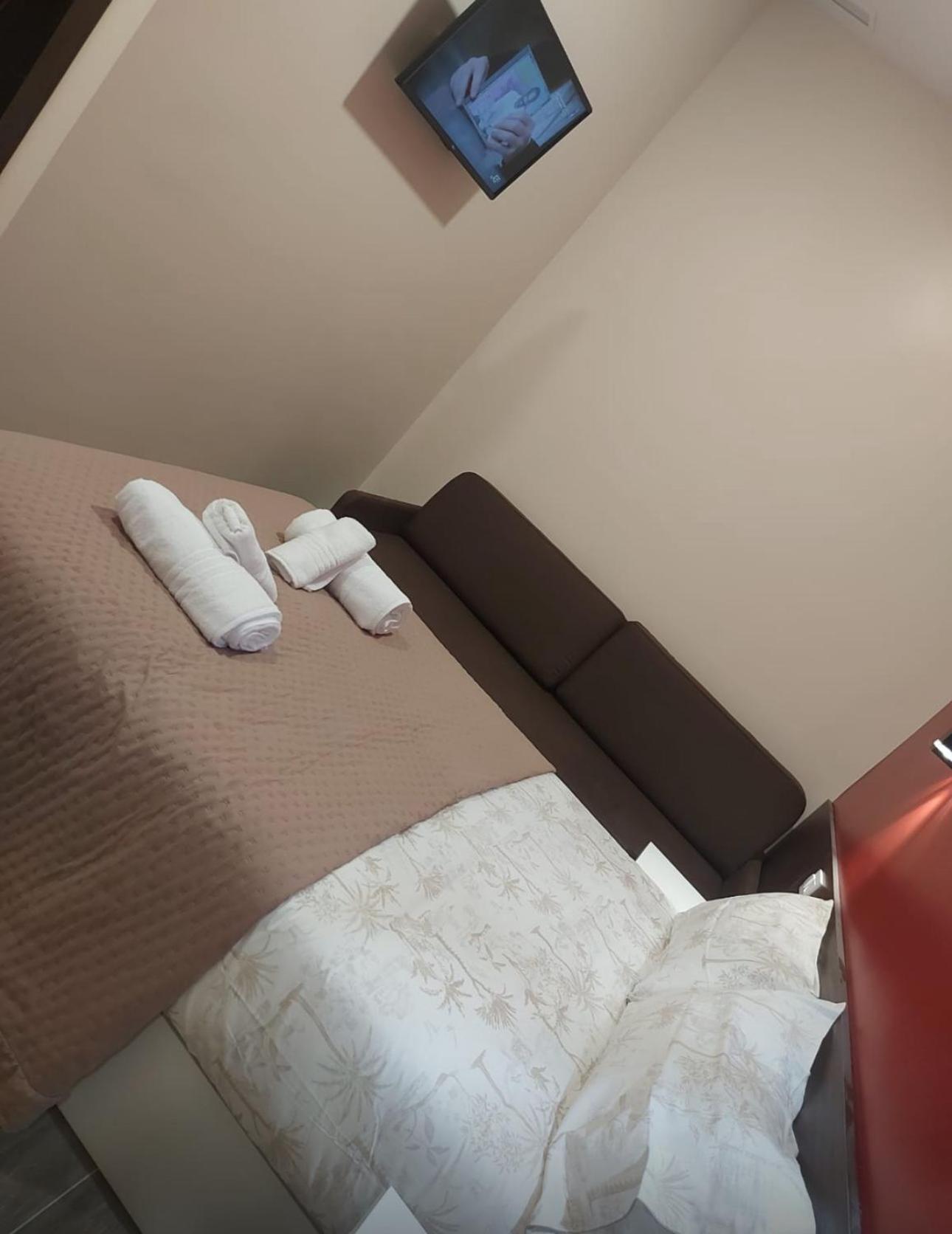 Hostal “ Infantas” มาดริด ภายนอก รูปภาพ