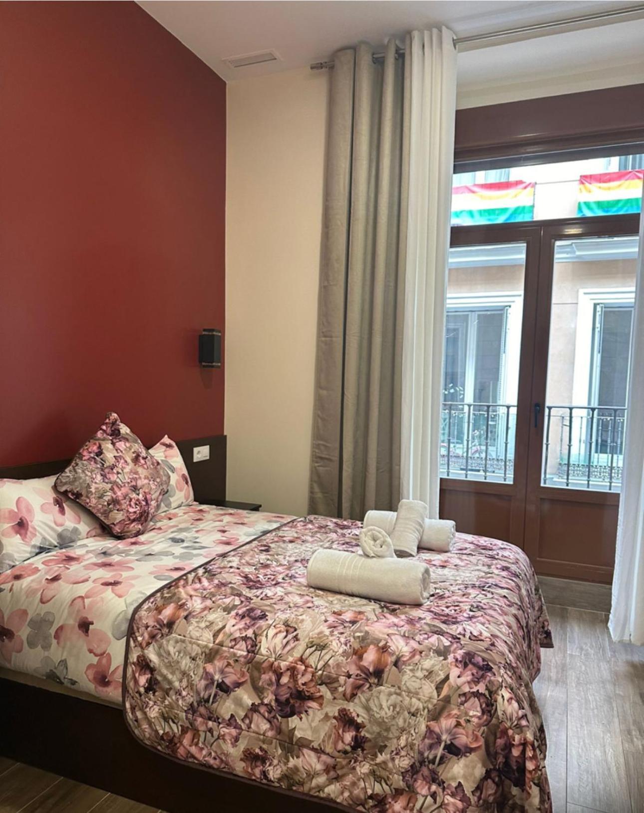 Hostal “ Infantas” มาดริด ภายนอก รูปภาพ