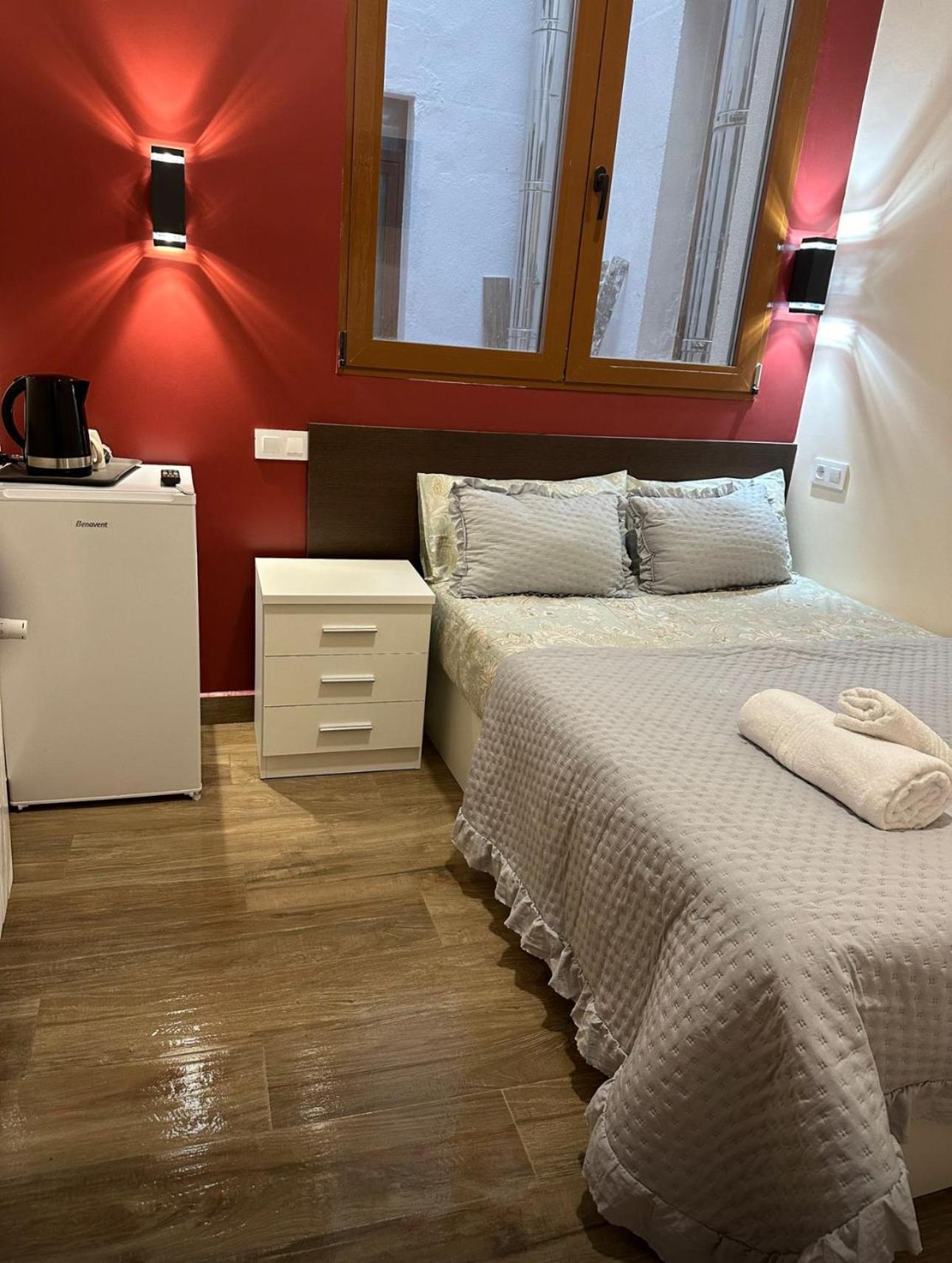 Hostal “ Infantas” มาดริด ภายนอก รูปภาพ