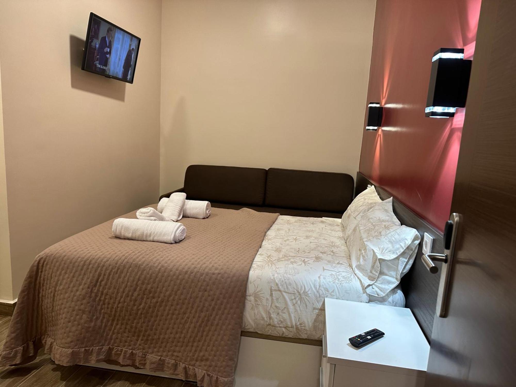 Hostal “ Infantas” มาดริด ภายนอก รูปภาพ