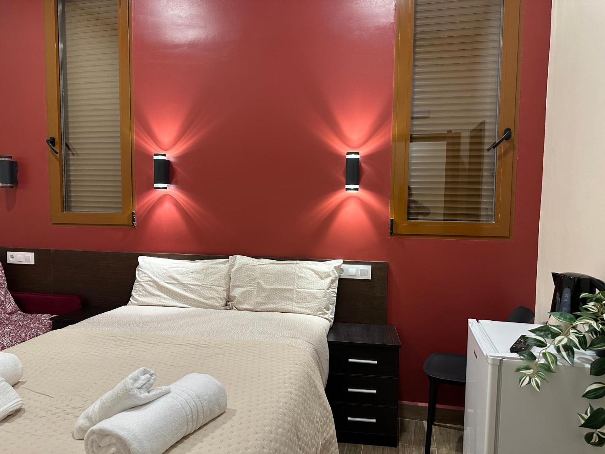 Hostal “ Infantas” มาดริด ภายนอก รูปภาพ